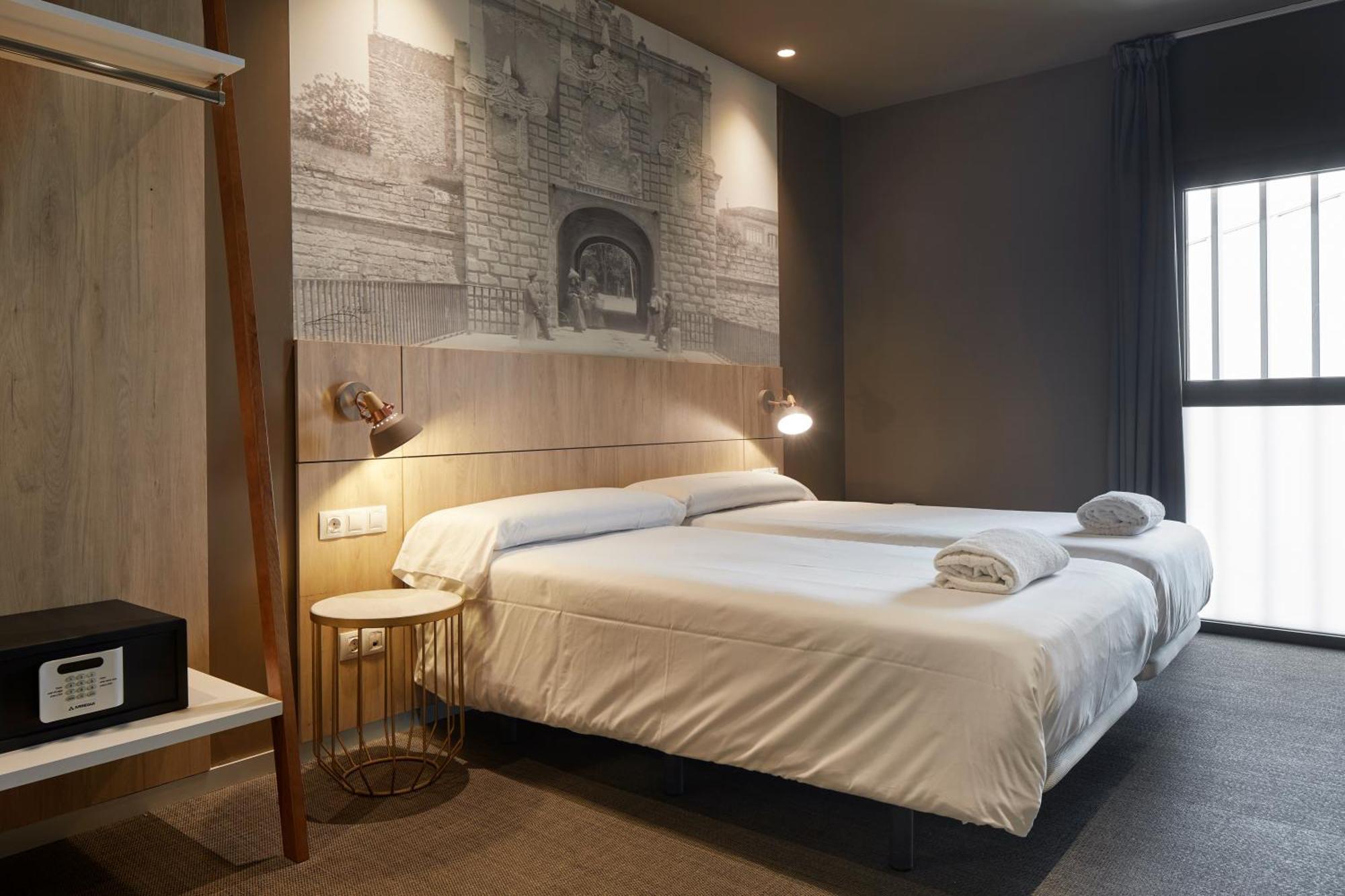 Hotel Landaben Pamplona Bagian luar foto
