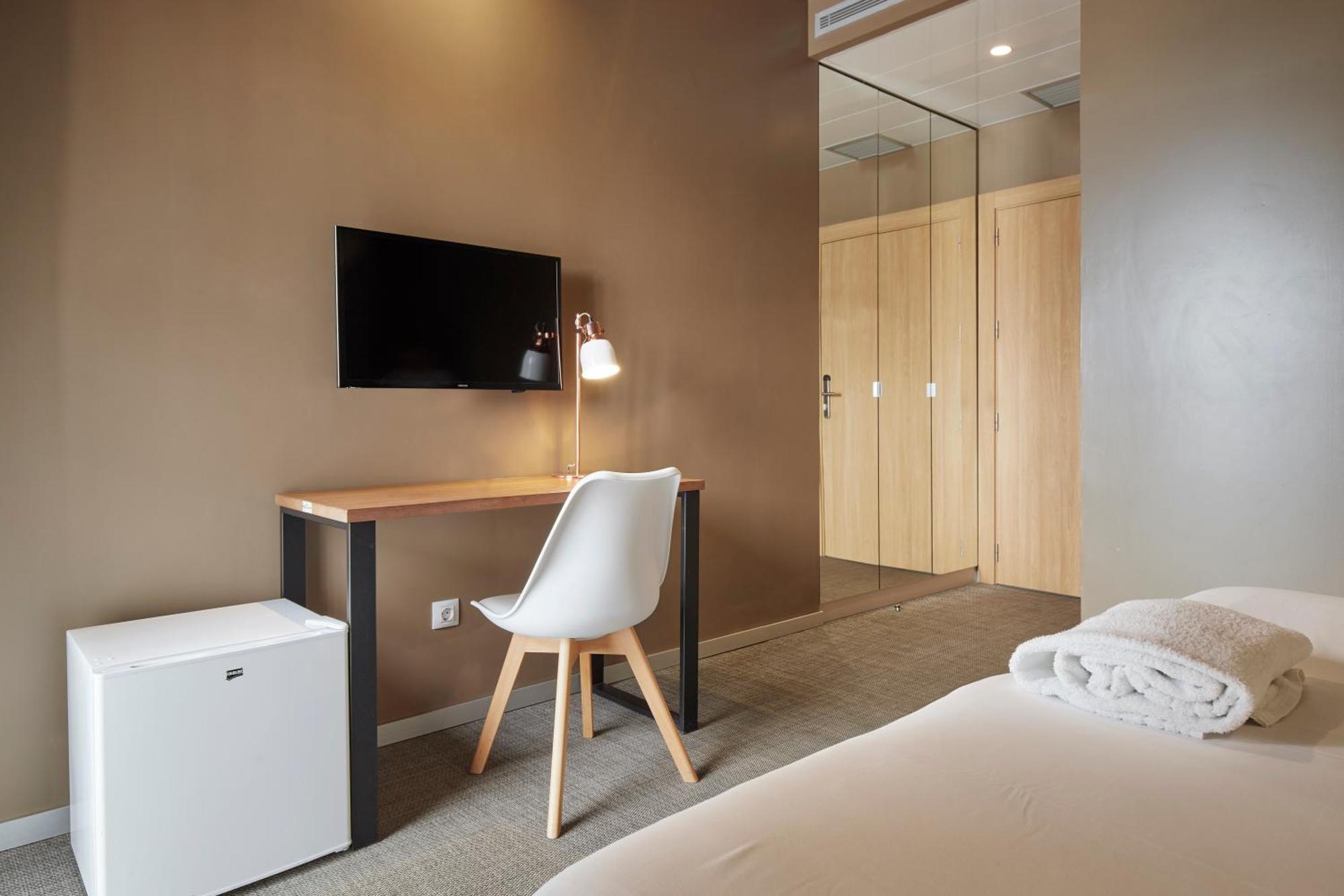 Hotel Landaben Pamplona Bagian luar foto