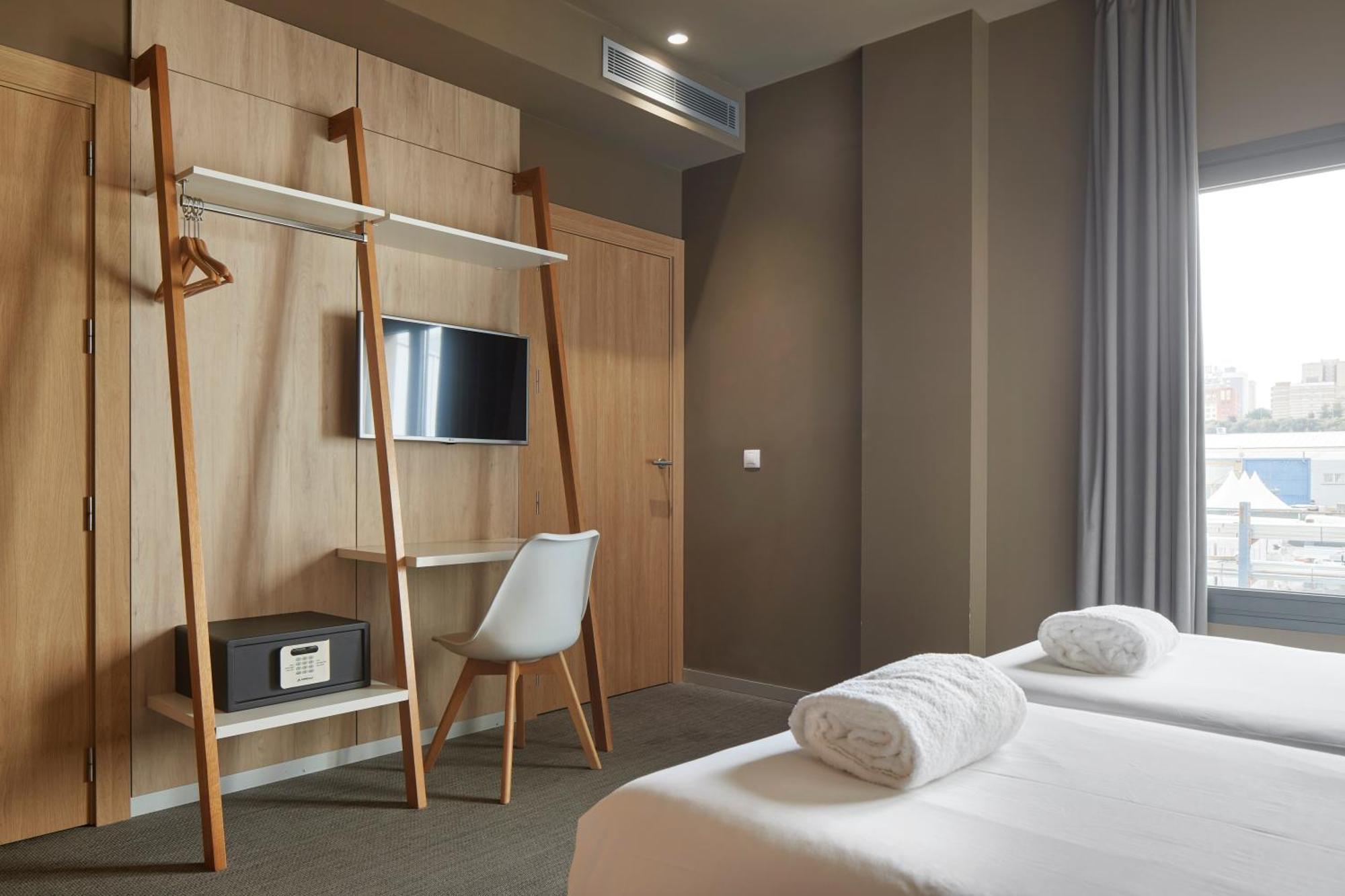 Hotel Landaben Pamplona Bagian luar foto