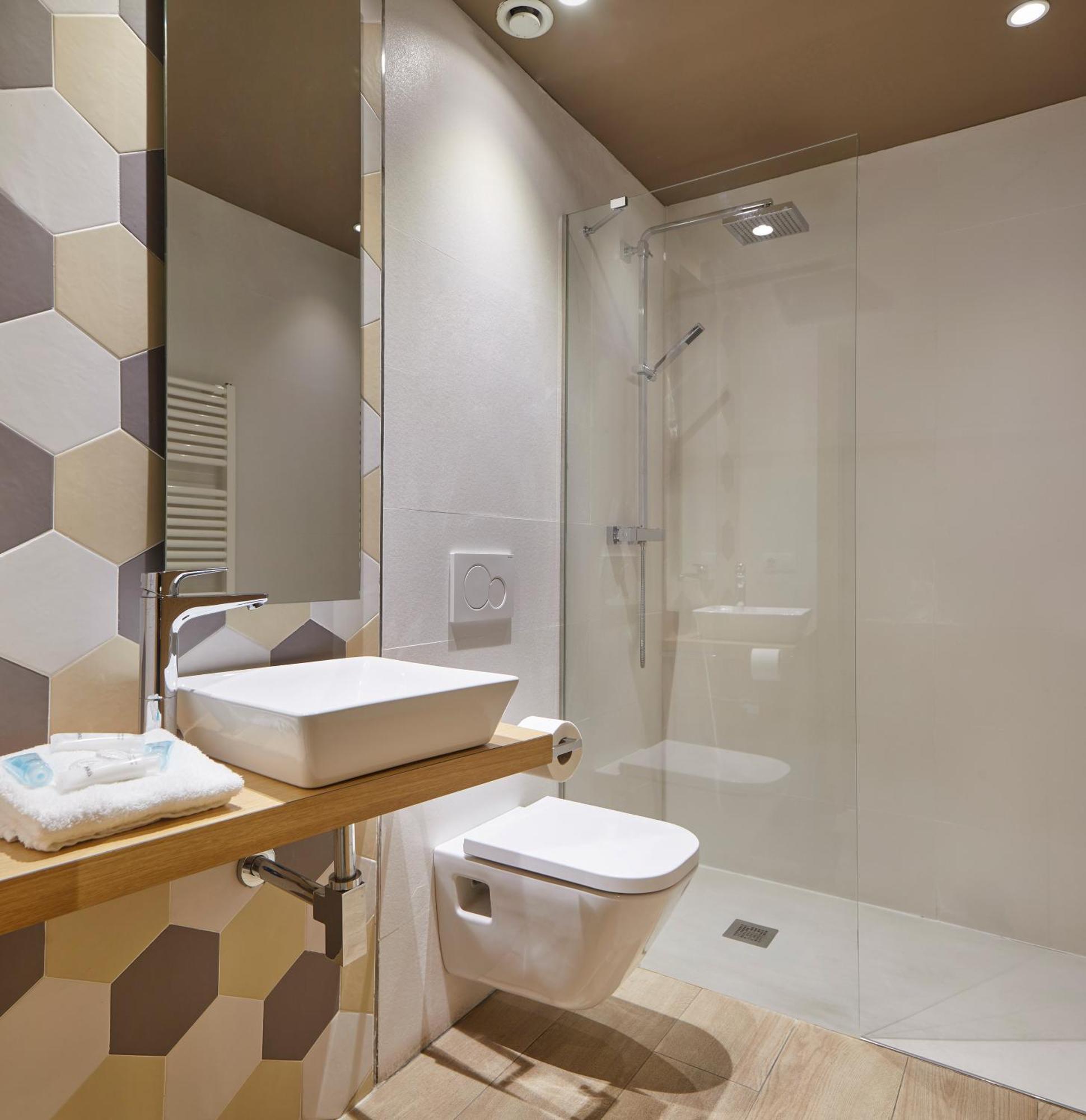 Hotel Landaben Pamplona Bagian luar foto